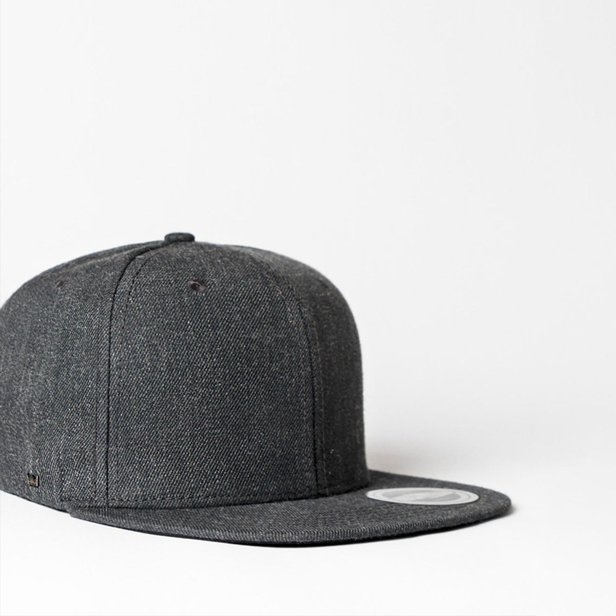 U15604 UFlex Adults Flat Peak 6 Panel Fitted